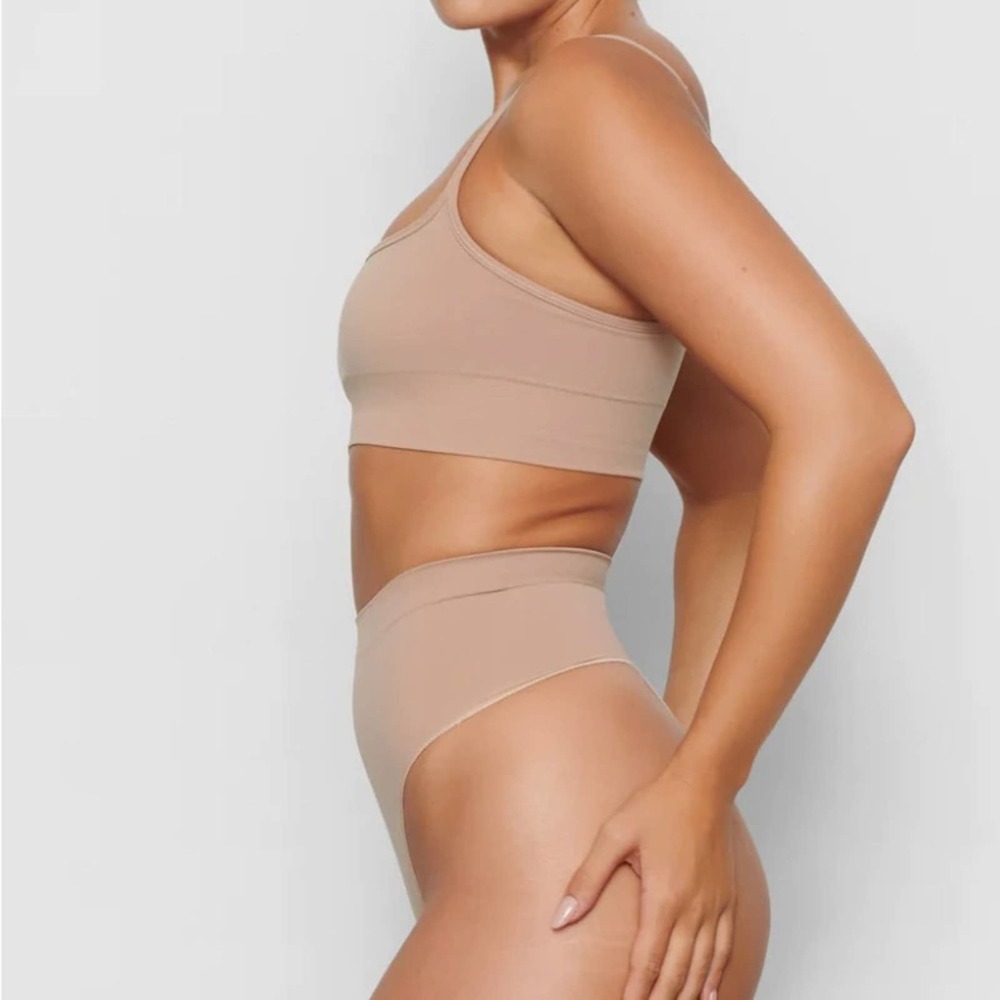 SKIMS Shapewear MID WAIST THONG NWT - Picture 2 of 4
